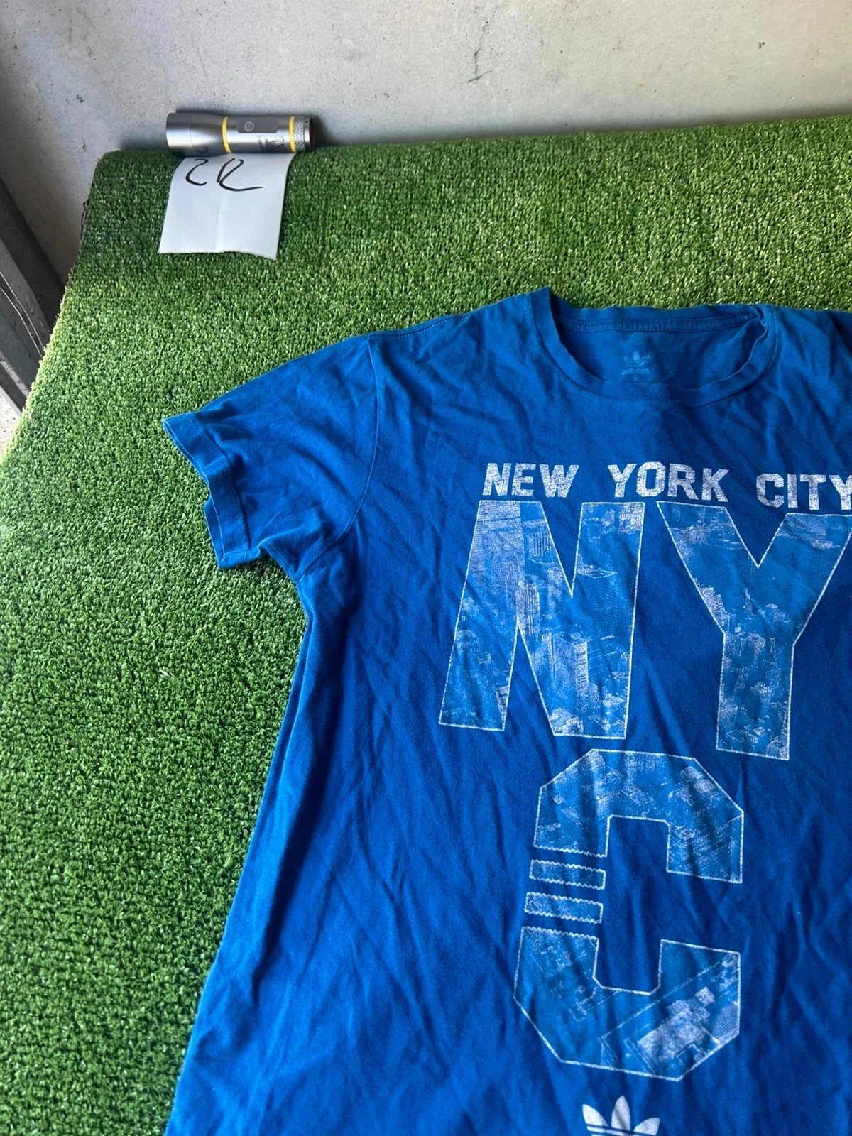 Camiseta azul marinho com estampa adidas – photo 3